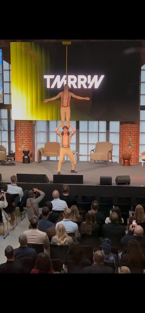 Akrobatik Firmenevent – zwei Comedy-Akrobaten bei der TMRRW Conference 2026