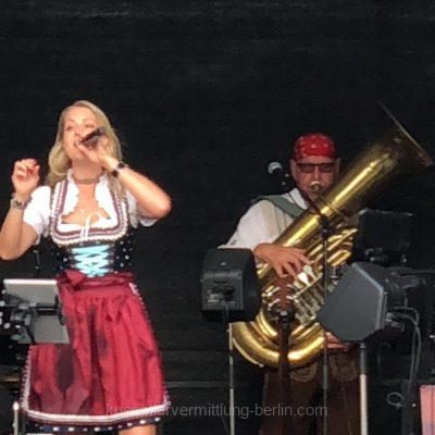 Bayrische-Oktoberfestband-p5nbumazpkue9wnj2adfqjol6tqmfkb3mykvv9iffk