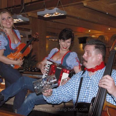 Bayrisches-Oktoberfest-Feeling-1-scaled-p6bw53jdpxug3dap2f01qq641bn9bnzct00ztq7o2o