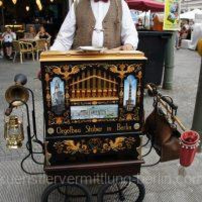 Berliner-Drehorgelspieler-scaled-p5nrqtjzo4kcob6hzas4vhuhfb09uwh9ji8fre59lc