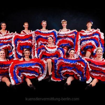 Tänzerinnen im 20er-Jahre-Look mit Federn und Perlen – Great Gatsby Show Berlin