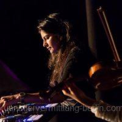 DJANE-und-Violine-p7lkclogdcz0n60lffziasrnwfu00hpyg5mattf8i8