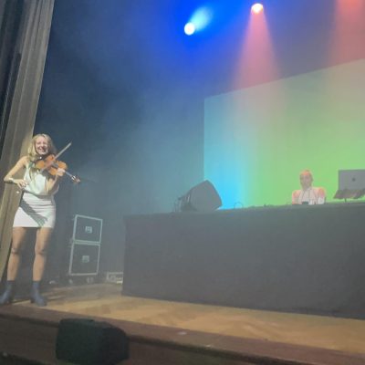 DJ Plus Show Berlin: DJane, Sängerin & Pop-Violinistin kombiniert Lounge-Musik und Partyhits live für Events.