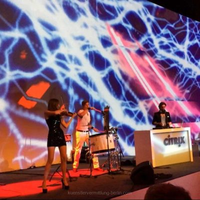 Elegant electric violinist performing live alongside DJ – stylish sound fusion for exclusive events