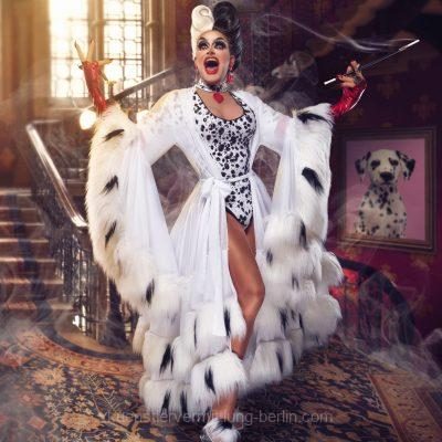 Drag-Queen-scaled-p70dtv90dwkegc239jemo1yavxfju2myr83ge3uv1c