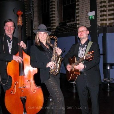 Flanierende-Jazzformation-p77ouetctyaefmgxmdabmp7ka86pjk3kk5wedgr4io