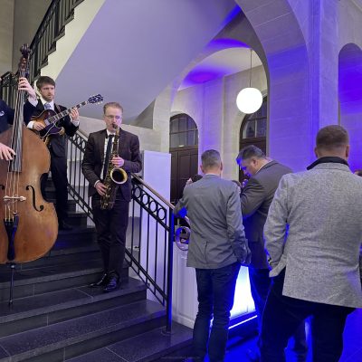 akustisch unverstärkt am Eingang Jazzmusik