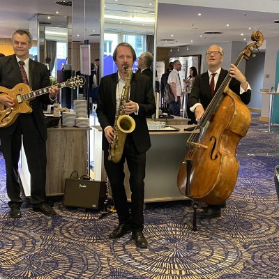 Jazz-trio-berlin-Dinner Jazz Musik Berlin, Jazz Trio Berlin, Pop Jazz, Poptitel im Jazzstil, dezente Hintergrundmusik, Jazz Livemusik, Livemusik für Events, Dinnerunterhaltung, Jazzband Berlin, Konferenzmusik
