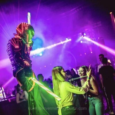 LED-Stilts-culture-programm-p75ze12owzpdwm2tdjz6ehj9seqfe83i1w31an2nq8-1