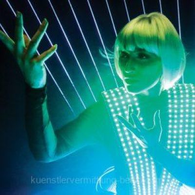 Laser-and-violineshow-1-scaled-p75ja98e8x8z5a2lfj55u7mm665fze80shh5s28blk