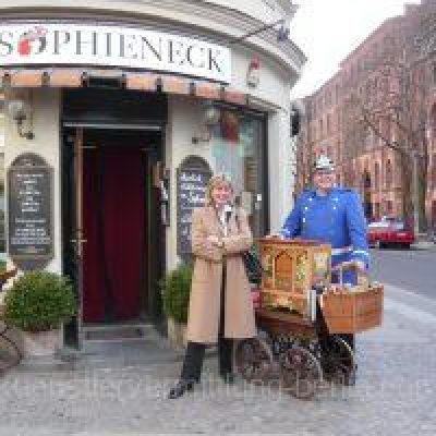 Leierkasten-Drehorgelspieler-Uniform-alt-berlin-p82r2oka2iibx5o7g1cwoigbj3q6zx9wim7ahhf7ps