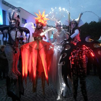 Leuchtstelzen-Fabelwesen