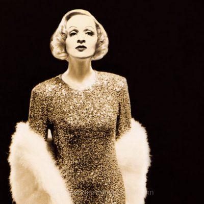 Marlene-Dietrich-Saengerin-Schwanenmantel-p6mdrzrmae8d9bybfdux2lot6i4yn3ruxhga3axcio