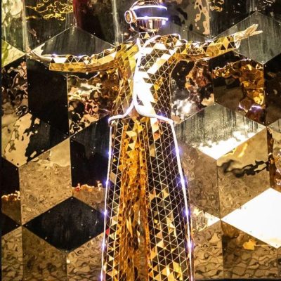 Stilts with mirror