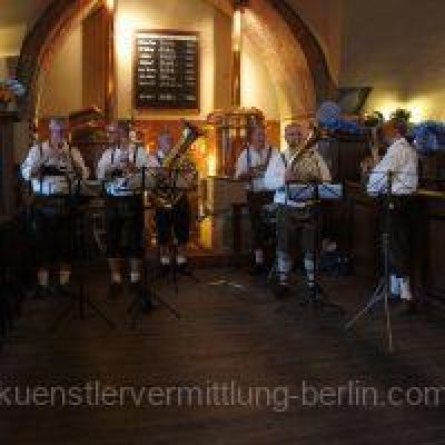 Oompha-Berlin-scaled-p5nbv53p2jz9i3kr6ormw992zuqpdzyalyg95zs3ww