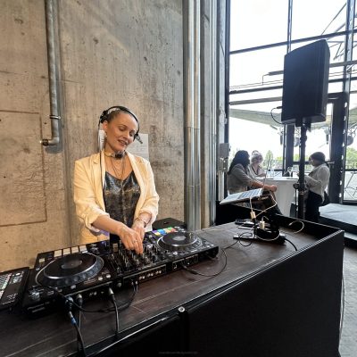 Event DJane Berlin beim Auflegen für eine Veranstaltung