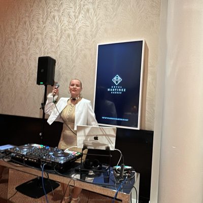 DJane mit Live-Gesang bei einem Event in Cannes