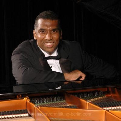 Pianist-saenger-scaled-p77rm1ph9qol3lqrtfqnxk2j4l3dgjna9bd9pd0syo