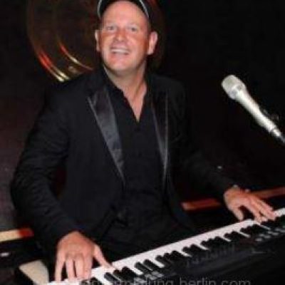 Piano stand entertainer