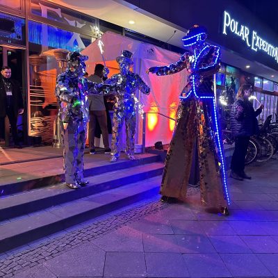 Spiegelstelzenläufer mit LED-Kostüm beeindruckt auf Festival mit Lichtreflexen & futuristischem Look