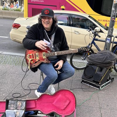 Straßenmusiker-Gitarre
