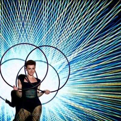 Akrobatische Performance mit Projektionen in einer Videomapping-Show