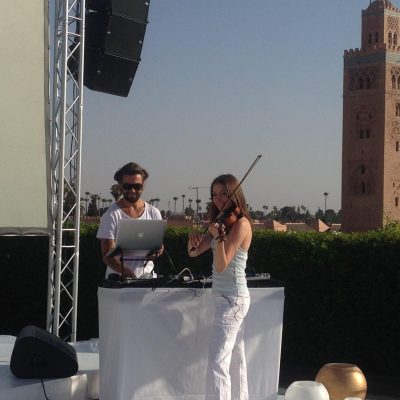 Attraktive E‑Violinistin spielt live mit DJ – elektrisierender Musik-Mix für Party-Events & Firmenfeiern
