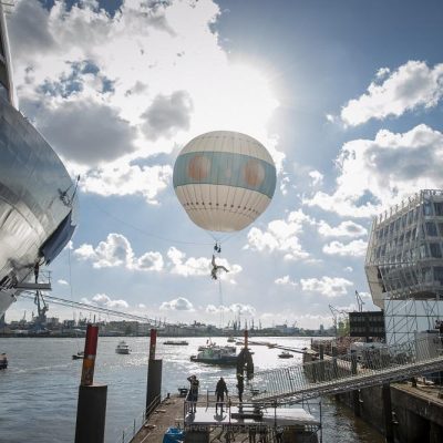 Heißluftballon-Trapezkünstlerin
