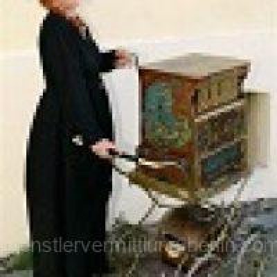 drehorgel-alt-berlin-kostuem-p82r2h1kju81c9z4ny3w4kcms0r9acg1tkzen9qd3k