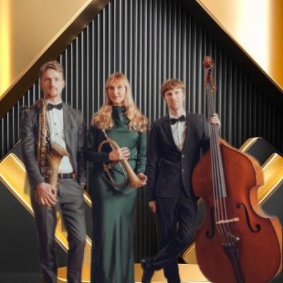Jazztrio mit Saxophon, Flügelhorn und Kontrabass – stilvolle Musiker in eleganter Abendgarderobe auf Bühne, Künstlervermittlung Berlin