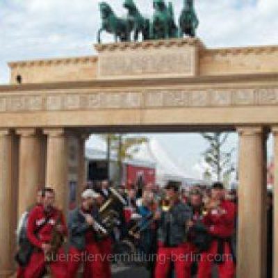 marching-partyband-berlin-p84ogu6j1133u94cdsiwl6v0siuh07zuj4v7b7uyt4